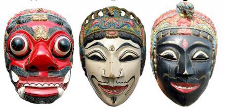 Typology of masculine characters in the Malang mask style, from left to right: Kollo Marko Mamang, an arrogant, evil character; Gunung Sari, a refined, noble character; Tokoh Panji Lembu Amijaya, a wise, discerning character. Source: Photo by Guntur and Nurohim.