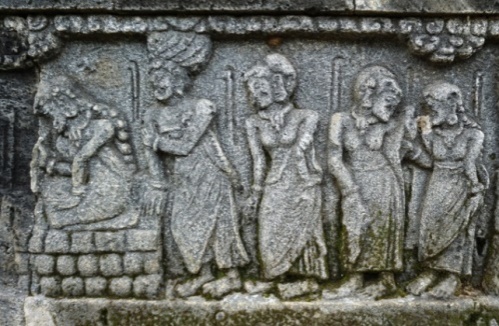 Several female figures in the Panji story on Batur Pendopo II Panataran Temple reliefs. Source: 2017 photo by Atina Winaya.