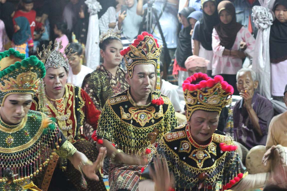 Lagu Gerak Bangun, Mek Munoh as female Pak Yong (front right, with red decorations) and Saman Dosormi as Pak Yong Muda (behind Mek Munoh with red decorations). Source: A. S. Hardy Shafii.