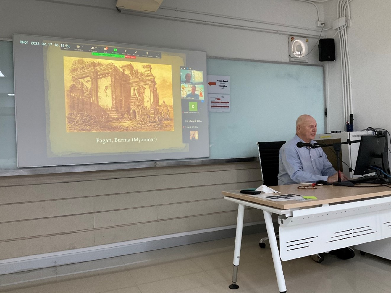 Professor William Chapman was giving his talk online and onsite at the Faculty of Archaeology, Silpakorn University (Photo: Thanik Lertcharnrit)