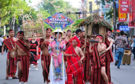 Costumes and models of houses of the Pa Ko people in the Azakooh festival. The parade was held during a festival in Thua Thien-Hue city in 2022. Source: Photos by Ho Tu, 2022.